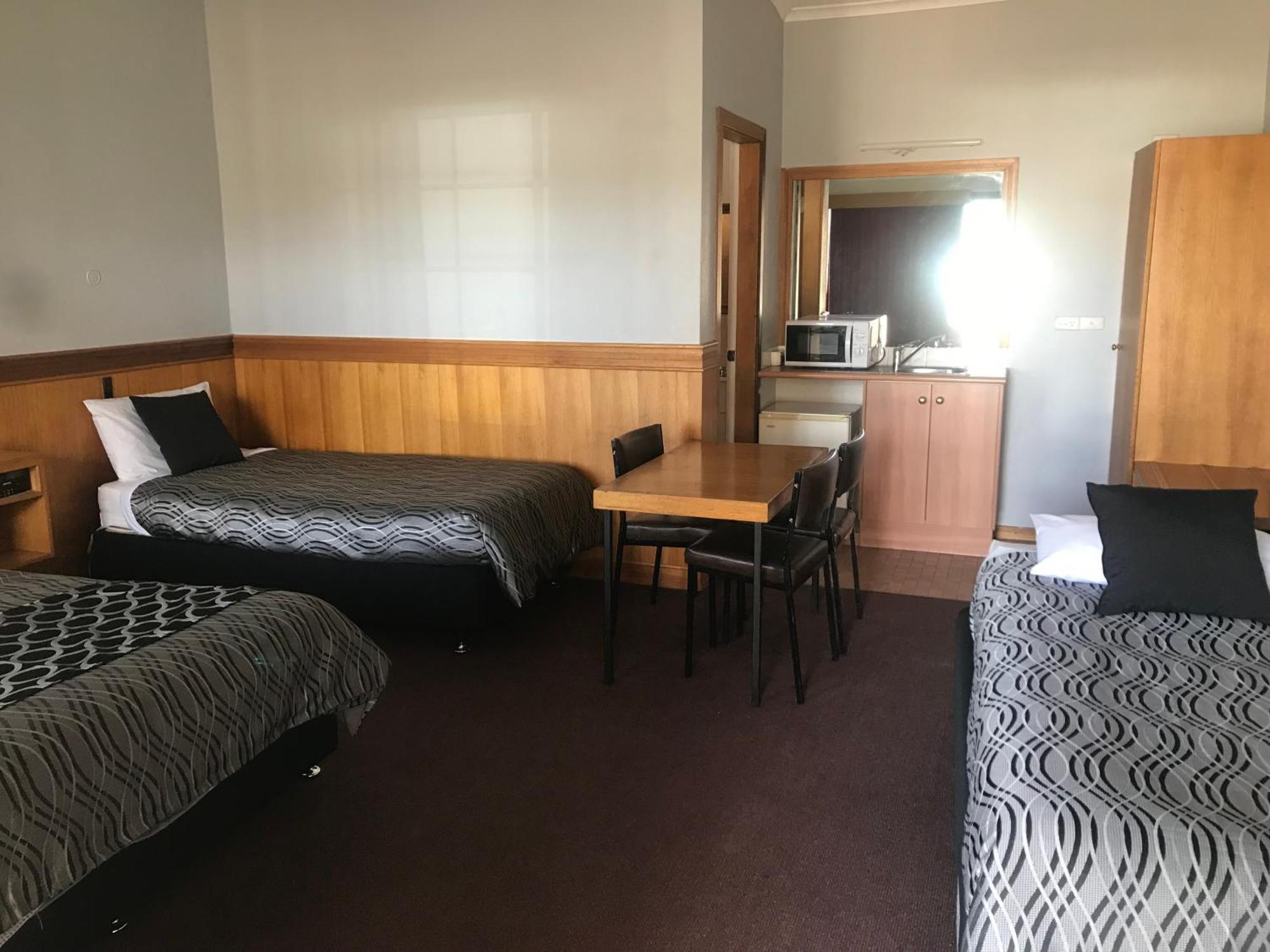 County Lodge Motor Inn West Wyalong Ngoại thất bức ảnh
