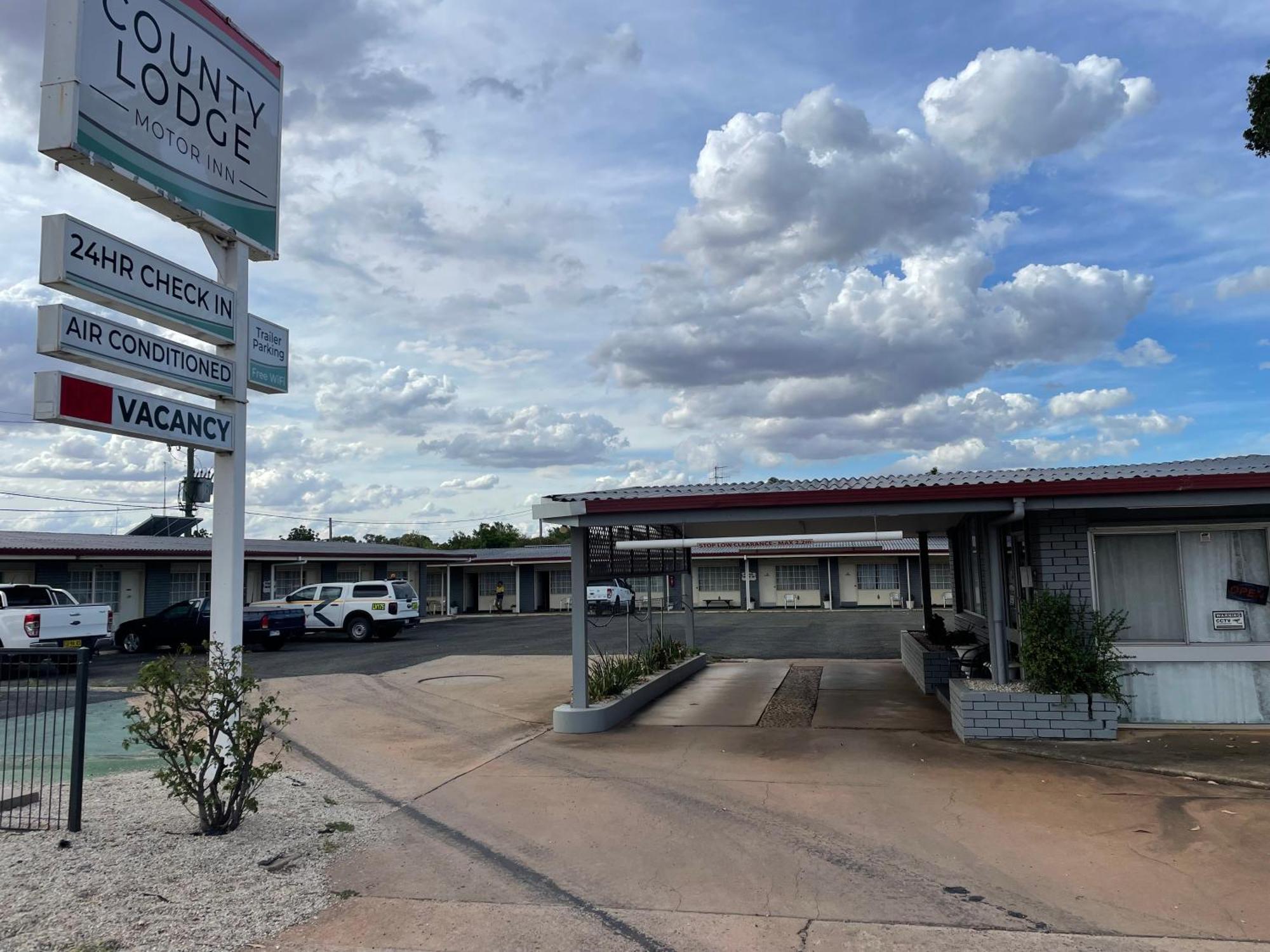 County Lodge Motor Inn West Wyalong Ngoại thất bức ảnh
