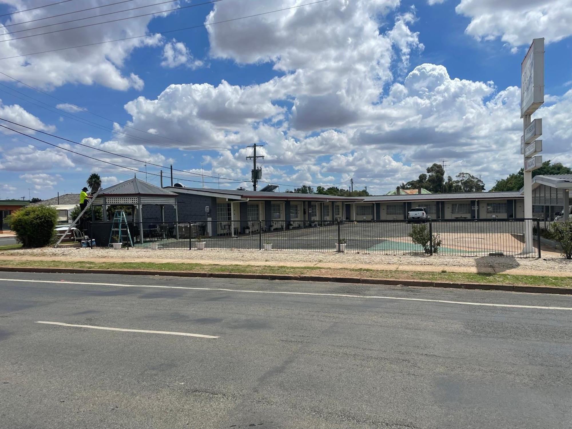 County Lodge Motor Inn West Wyalong Ngoại thất bức ảnh