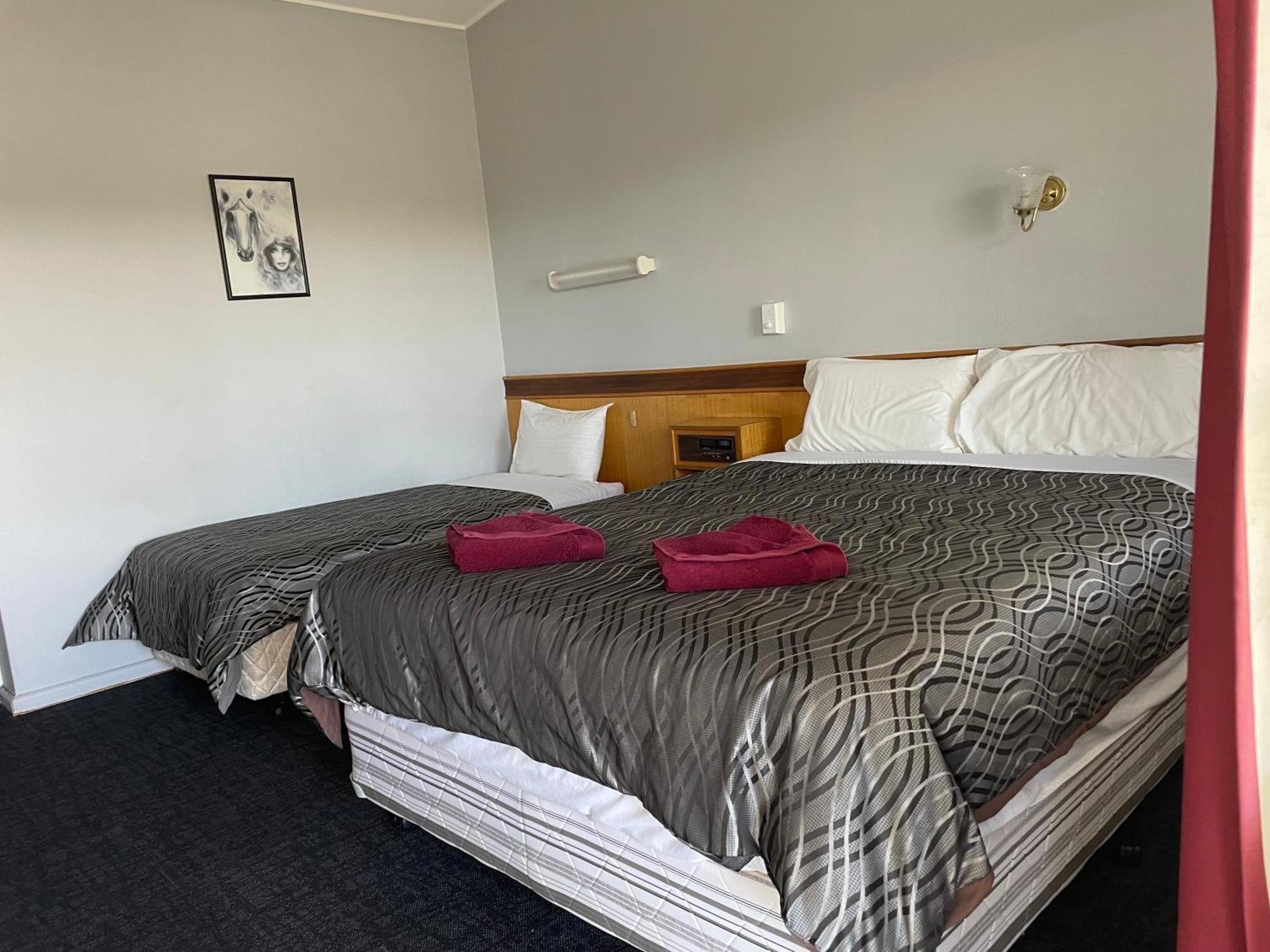 County Lodge Motor Inn West Wyalong Ngoại thất bức ảnh