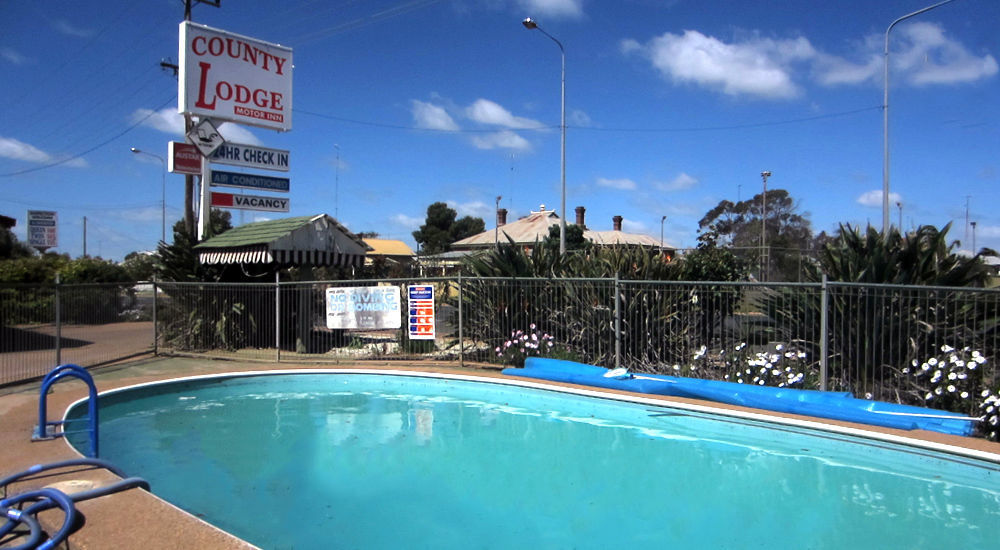 County Lodge Motor Inn West Wyalong Ngoại thất bức ảnh